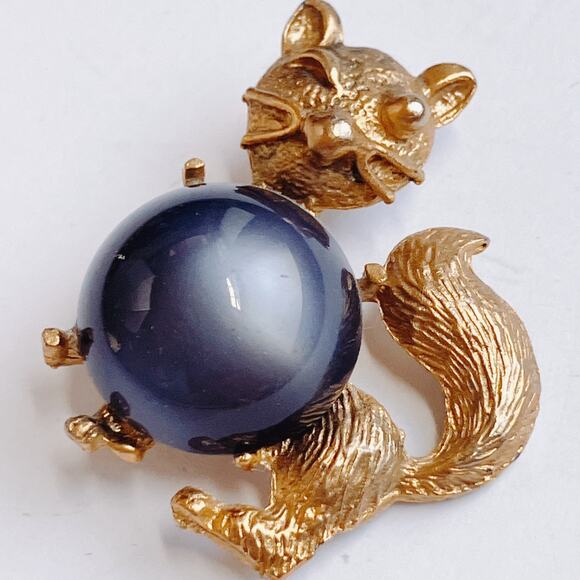 VTG 1950s Brooch Moonglow Lucite Cat Figural Mid Century Gold Tone Pin - Picture 5 of 9